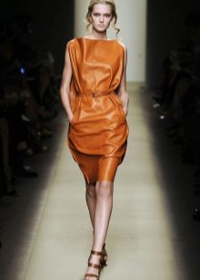 Sagdali đến một chiếc váy da ngắn