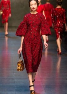 Red lace dress na may gintong accessories