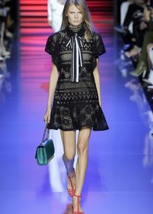 Black lace dress na may berdeng accessories