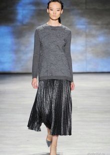 ชุดสีเทากับเสื้อยืด