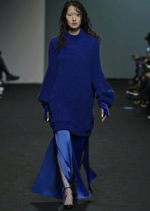 เสื้อกันหนาวกับชุดสีน้ำเงินไปที่พื้น