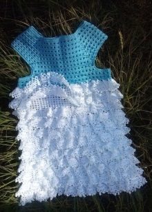 ชุดที่สง่างามสีขาวและสีฟ้าพร้อม ruffles สำหรับสาว ๆ 4-5 ปีโครเชต์