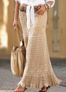 naka-crocheted ang mahabang palda
