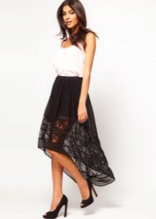 Asymmetrical skirt na may simpleng puting tuktok