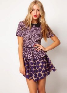 Asymmetrical skirt sa maliliwanag na kulay