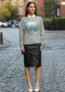 Sweatshirt na may isang pattern sa itim na lapis palda