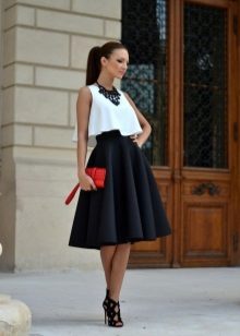 Sun skirt at maliwanag na red handbag