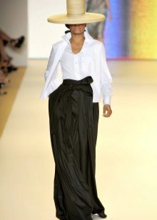 Black maxi skirt na may bow sa belt