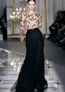 sopistikadong hitsura na may black maxi skirt