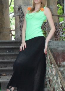 mahabang itim na palda na may T-shirt