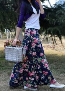 itim na palda ng tag-init na may floral pattern