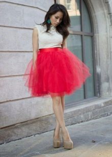 Maikling malambot na pulang palda tutu