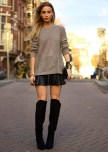 Leather skirt sa araw na may suede boots