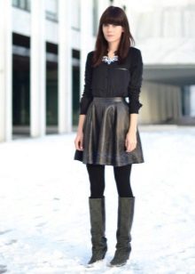 Leather skirt sun sa kumbinasyon ng boots