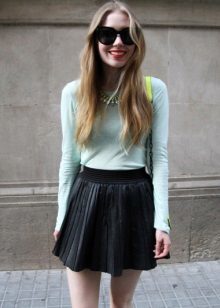 Leather skirt sun sa kumbinasyon ng isang sweater ng mint