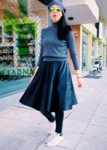 Leather skirt sun na may sneakers