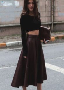 Burgundy leather skirt na may tuktok ng gantsilyo