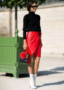 Ang red leather skirt na may wrap pencil na sinamahan ng white boots at isang black turtleneck