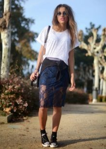 กระโปรง Lace Lace ในรูปลักษณ์สปอร์ต