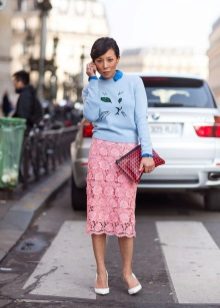 กระโปรงดินสอสีน้ำเงินกับเสื้อสเวตเตอร์สีน้ำเงิน