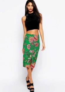 Pencil skirt na may floral print