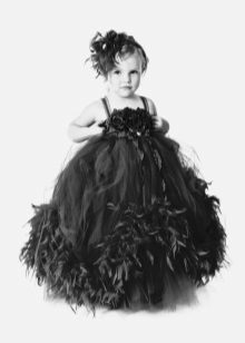 การตกแต่งของการแต่งกาย tulle ด้วยดอกไม้