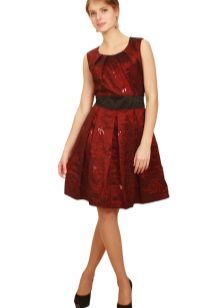 váy taffeta màu đỏ tía trên đầu gối