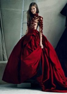 váy đỏ sẫm với váy taffeta đầy đủ