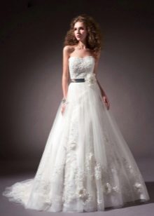 váy cưới taffeta với ren