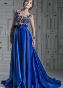 váy màu xanh làm bằng vải taffeta với áo lót thêu