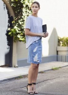 Straight denim skirt na may t-shirt