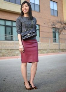 Straight skirt na may sweatshirt