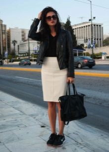 Straight skirt na may leather jacket