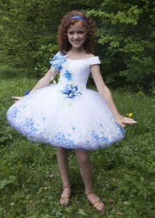 Ang smart dress na may palda ay isang pakete para sa batang babae