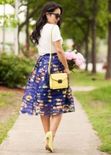 Blue organza skirt na may naka-print na kumbinasyon sa mga sapatos na pangbabae.