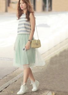 Mint organza skirt sa kumbinasyon ng mga sneaker