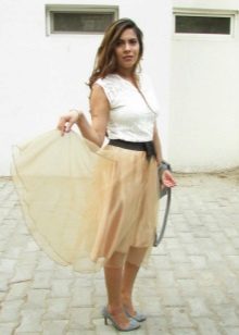 Beige organza skirt na may kumbinasyon ng bangka