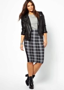 Pencil skirt para sa buong may geometriko pattern