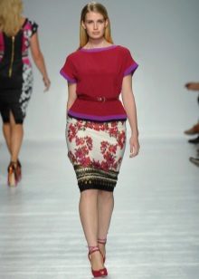  lapis palda para sa napakataba kababaihan na may isang floral print