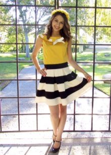 Half skirt na may nababanat at lacquered na sapatos