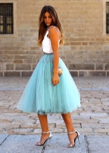 váy với một dòng organza cao