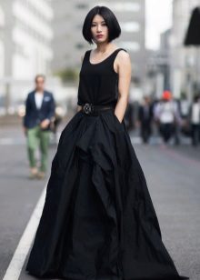 váy đen dưới nắng