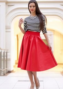 váy đỏ dưới đầu gối