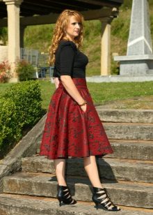 Full skirt sun sa ibaba ng tuhod