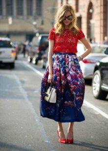 Bell skirt sa ibaba ng tuhod na may floral print