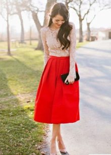 Red bell skirt sa ibaba ng tuhod