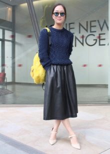 Leather skirt sa ibaba ng tuhod sa kumbinasyon ng isang panglamig
