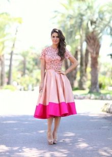 Skirt sa ibaba ng tuhod na may sapatos