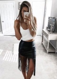 Black leather skirt na may palawit