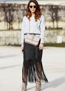 Black leather skirt na may palawit
